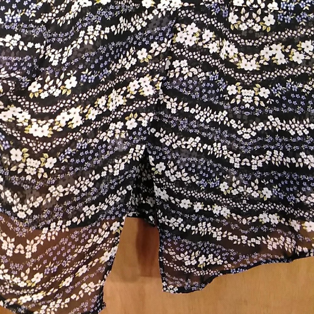 CANDIE'S SIMETRIC FLORAL  BOTTOM DOWN SHIRT - Picture 7 of 8
